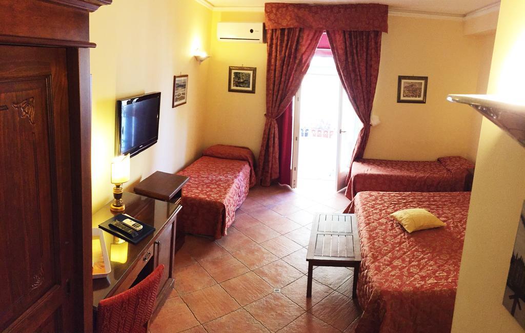 Hotel Mediterraneo Сиракуза Екстериор снимка