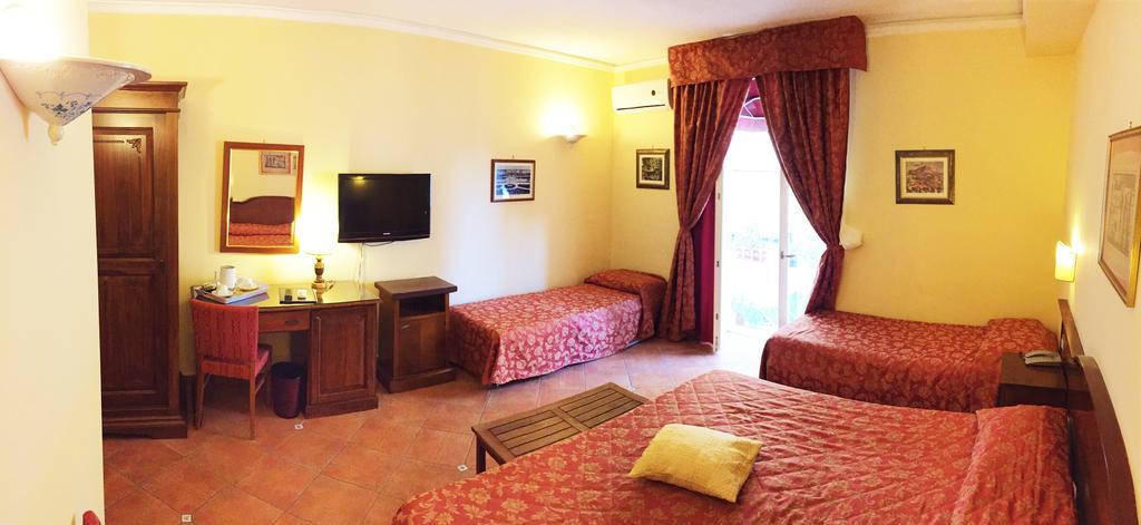 Hotel Mediterraneo Сиракуза Екстериор снимка