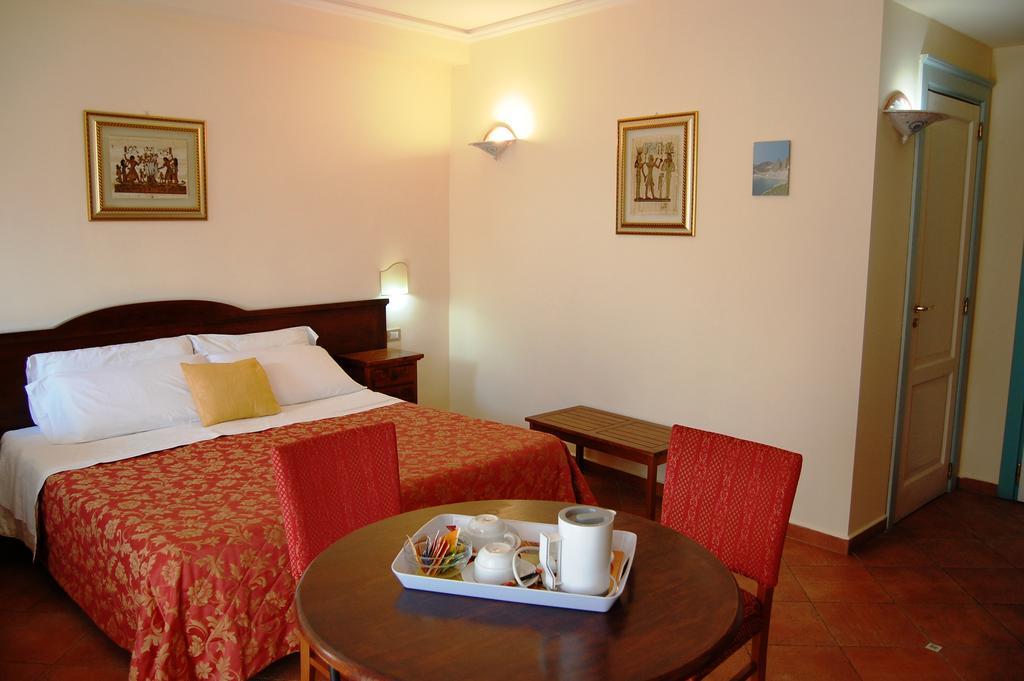 Hotel Mediterraneo Сиракуза Екстериор снимка